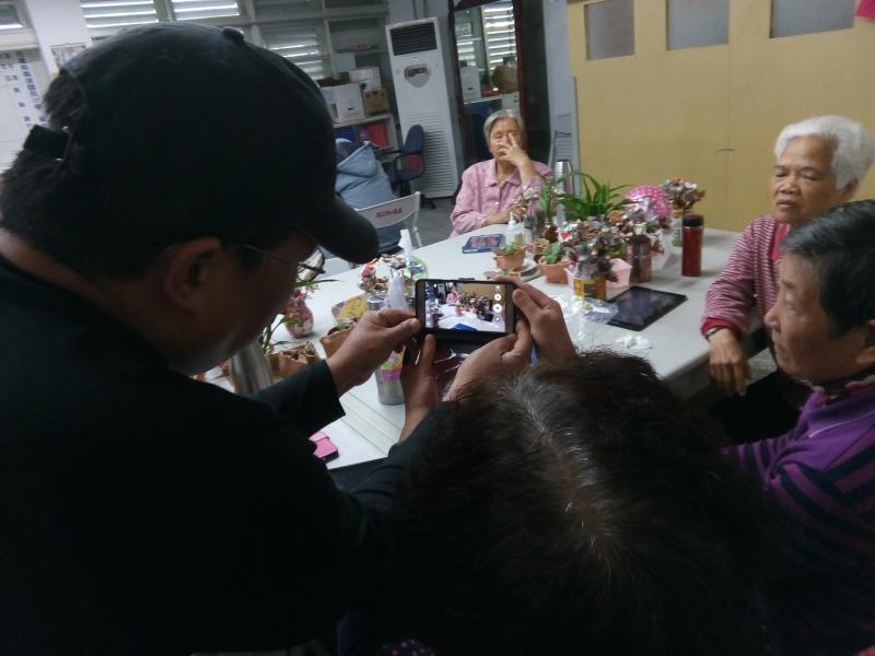 鳳林數位機會中心原住民平板應用一把罩課程，講師向學員示範操作過程