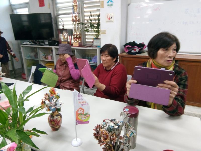 鳳林數位機會中心原住民平板應用一把罩課程，學員練習拍攝及操作功能
