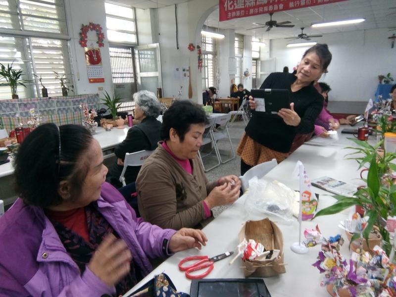 學員拿起平板，以自己同班的同學為對象，進行拍照的練習