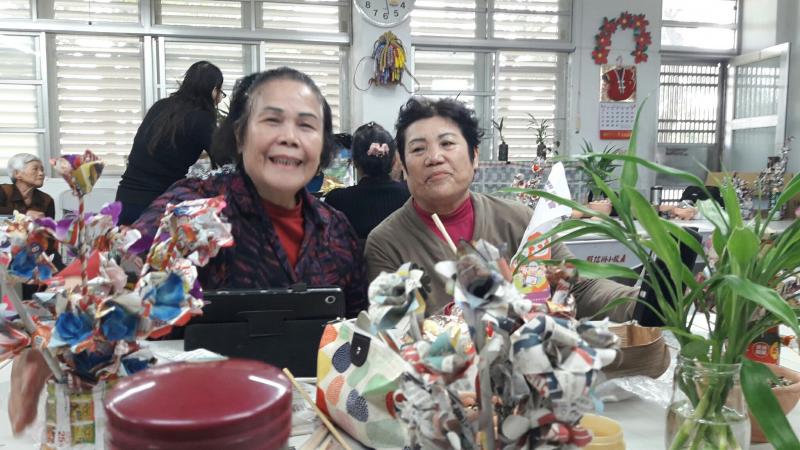 學員的成果照，雖然前面的物件佔的比例很大，但是能夠拍出清楚的人物照