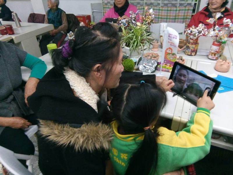 學員會帶者小朋友一起來參加課程，而小朋友不但增加上課的氣氛，也讓長輩們很樂於分享