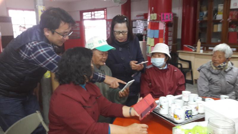 老師教阿公阿嬤們如何用智慧型手機，連里長也說以前只會打跟聽