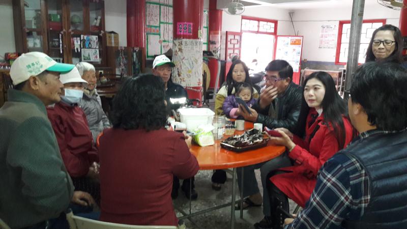 學員一邊學習一邊等午餐，說又有學東西，又有得吃真是好幸福。