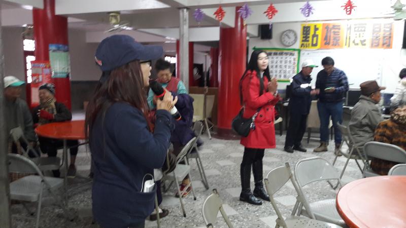 里長向鄉親介紹今天來上課的 DOC的學校及老師跟課程。