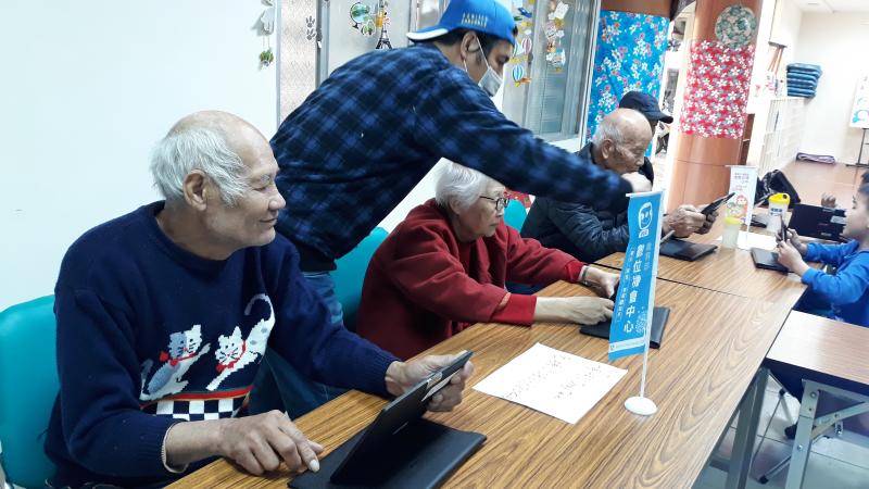 一對一協助學員解決問題、引導學員操作平板