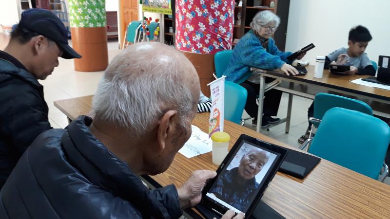 老師講解步驟  運用平板練習自拍