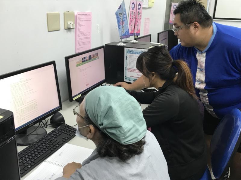 老師指導如何在WORD上排版自己的圖文，以及使用常用的選項