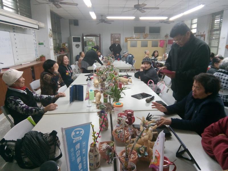 鳳林數位機會中心原住民平板應用一把罩課程，講師帶領學員實作畫面