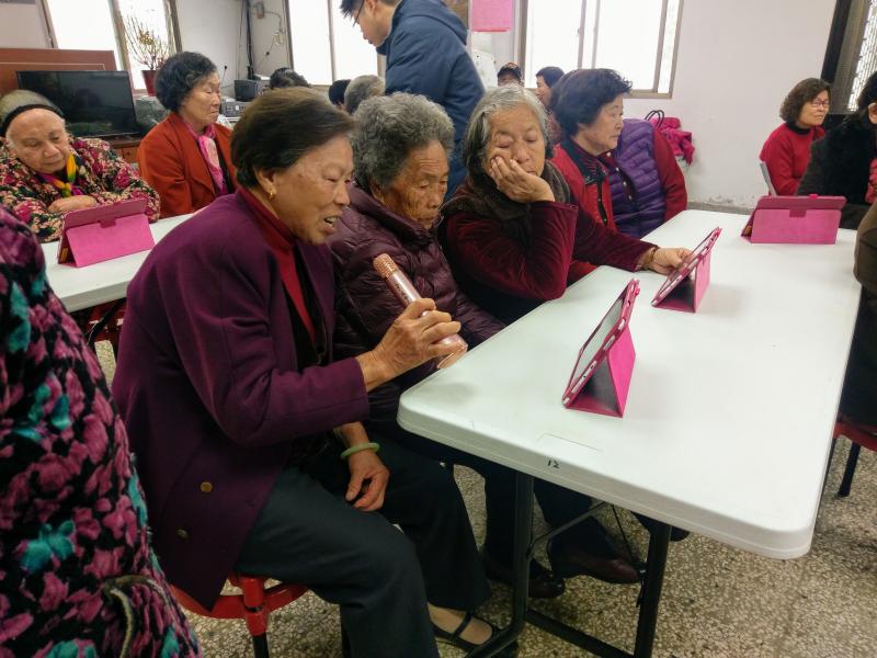 平時來活動中心都是玩玩四色牌及作健康操，今天與社區鄰居一起來唱歌真開心