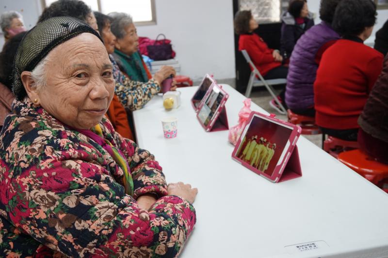 可愛的阿嬤原本專心聽歌，看到我在拍照立刻轉過來挪角度