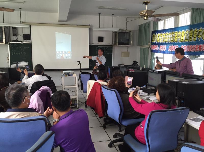 老師認真的講解文書處理課程內容