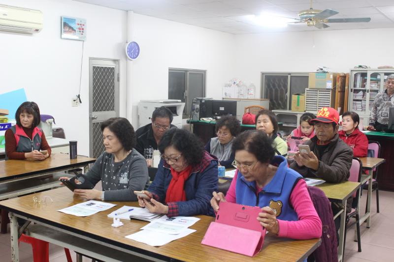 學員使用平板練習開機