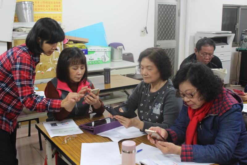 同學之間互相討論交流