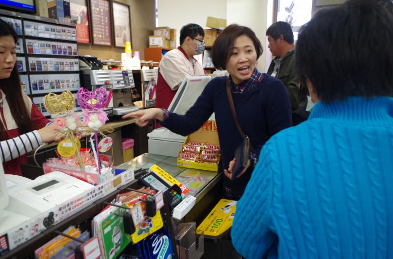 便利商店滿街是，  前進 7-11 GO GO GO，    體驗 ibon 新鮮趣，