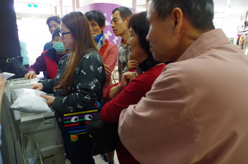 ibon 交貨便，  寄/取貨好方便，  顧客操作示範好 NICE，  學員學習觀摩好 CONCENTRATED! 