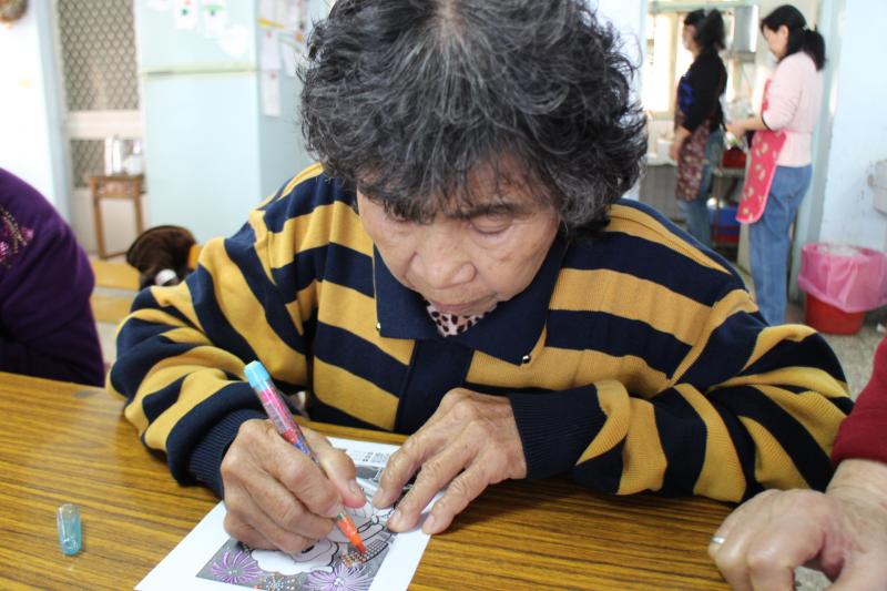 阿姨們很認真的著色中