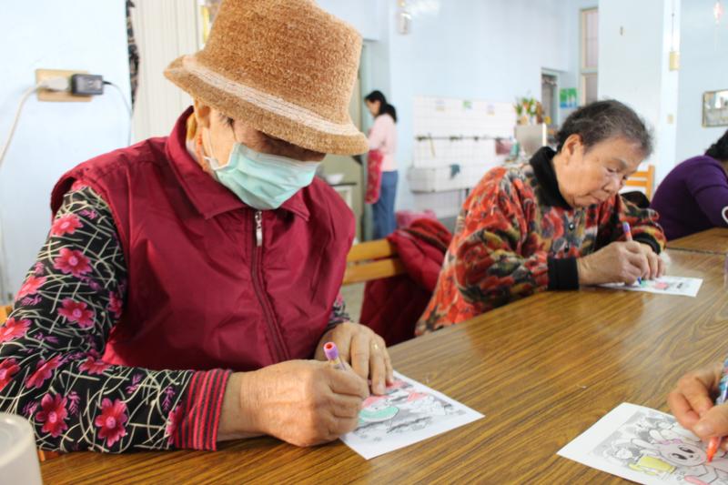 大家都很認真的著色