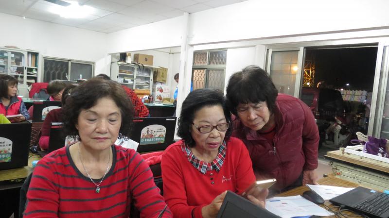 認真聽講的三個美麗學員