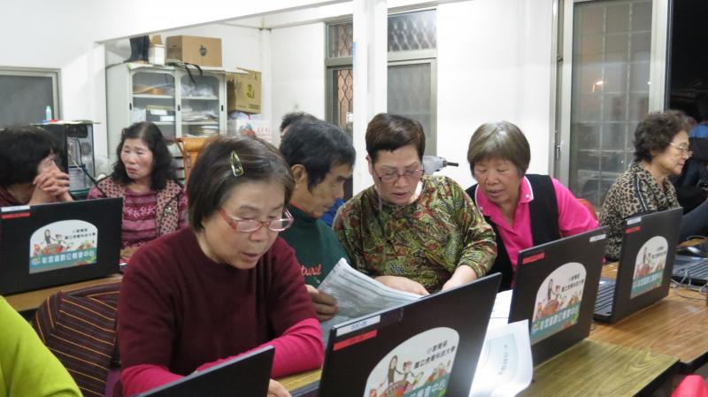 學員互相討論平板操作內容