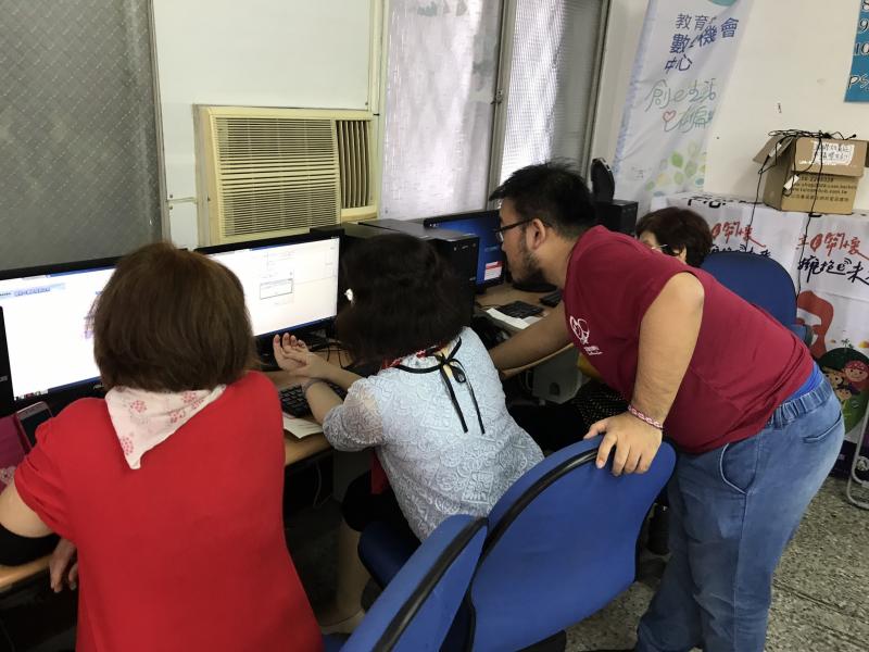 講師確認學員課堂學習狀況