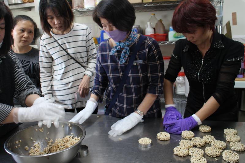 學員親自試作米香,了解米香製作過程