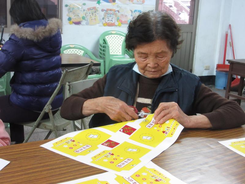 從youtube下載學習影片,編輯圖檔,便可製作獨一無二的紅包袋!