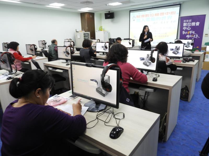 講師與學員上課畫面