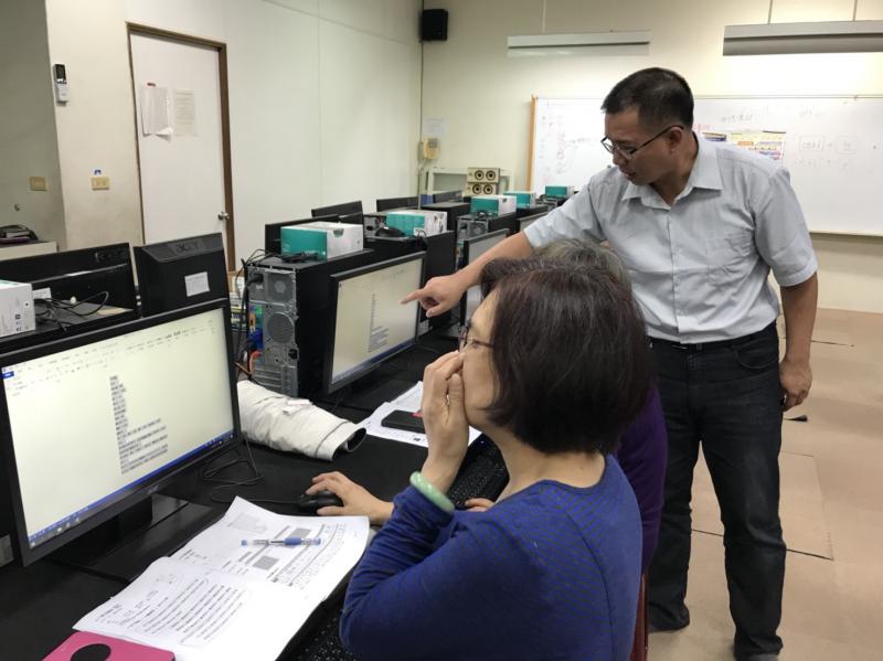 老師指引學員怎麼操作，讓word更流暢