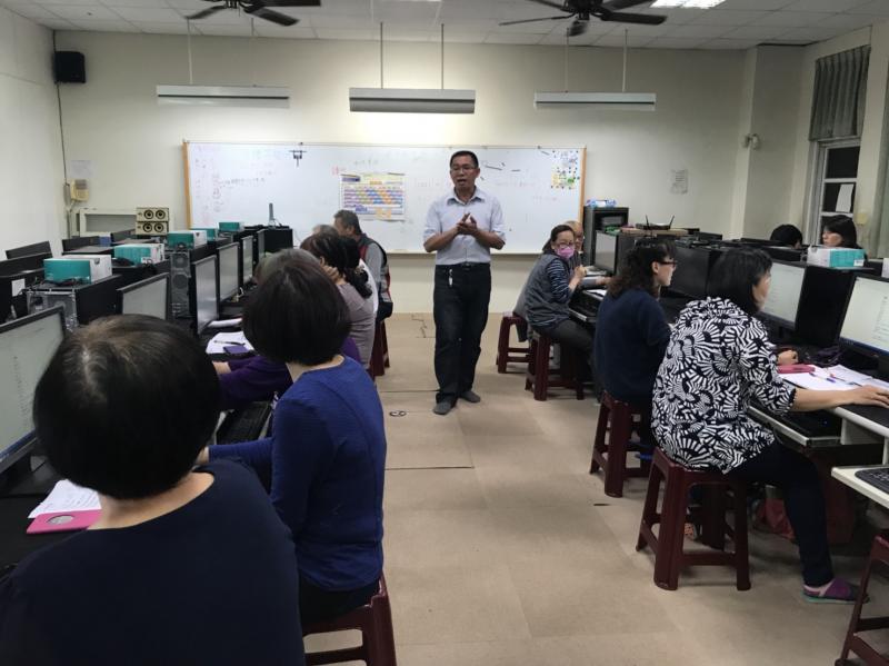 上課指導學員與學員上課認真