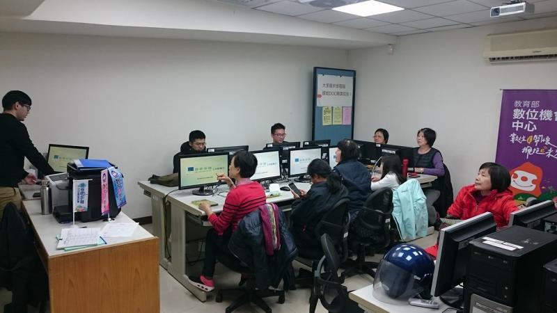 講師認真講解課程