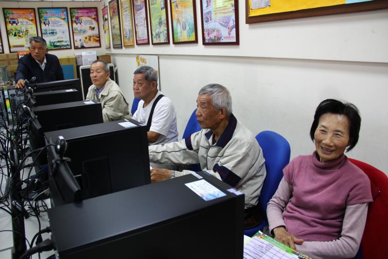 學員認真聽老師講解