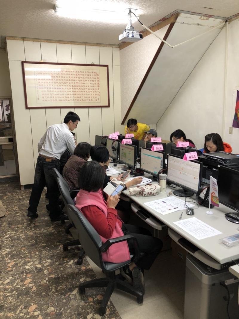 【跨境電商平台－在地手藝走進國際】課程，有資訊志工協助，讓課程能夠順利進行。