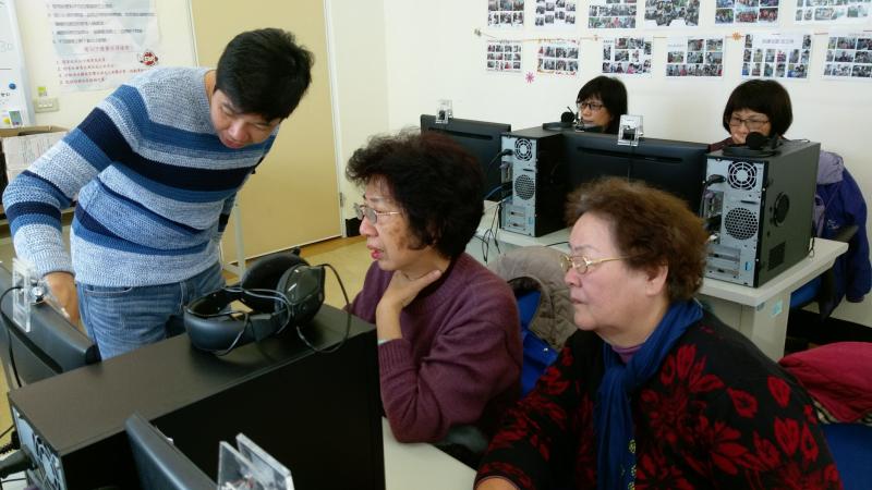 老師教學員們使用威力導演編輯音檔