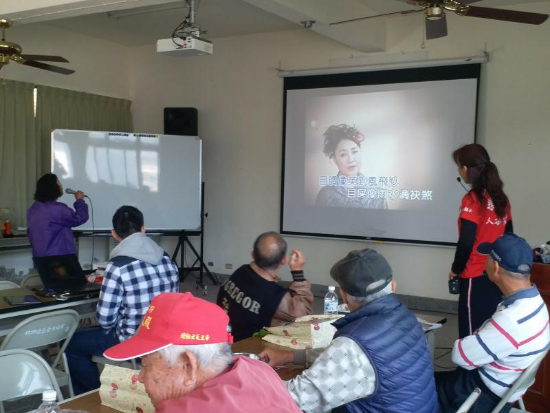 學員搜尋喜歡的歌，並高聲歡唱