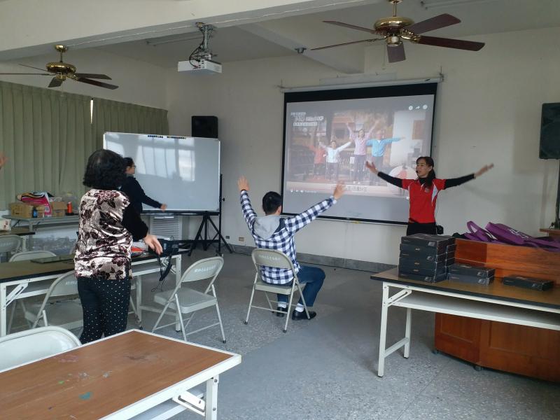  觀看線上健康操教學影片並一起運動