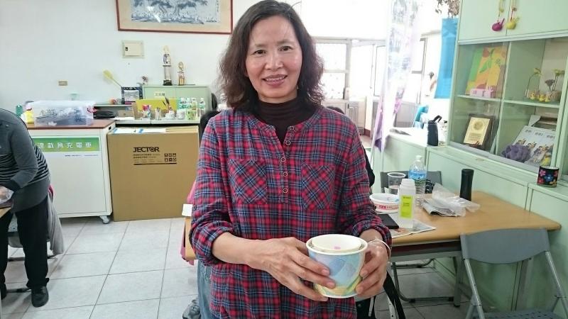 捧著親手製作的作品就好比自己的孩子 越看越滿意