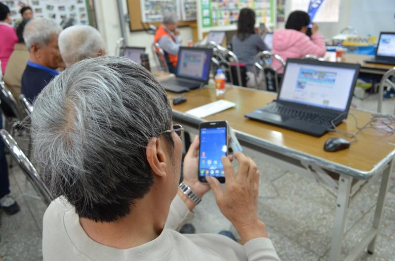 學員操作手機、平板