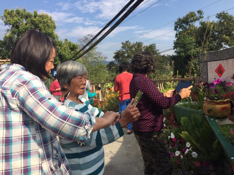 學員學習用平板戶外拍照