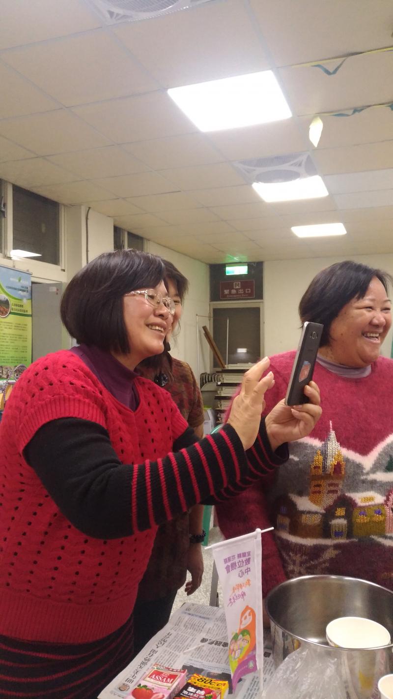 學員互相討論學習