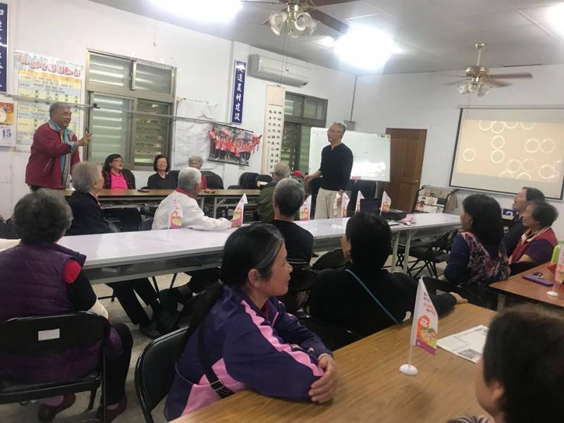 鳳林數位機會中心DOC廣播大放送課程，老師講解錄音的技巧