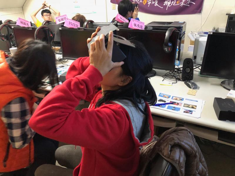 學員嘗試使用VR眼鏡。
