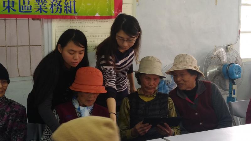 從基本的開始，一步步教導長輩如何使用健康存摺