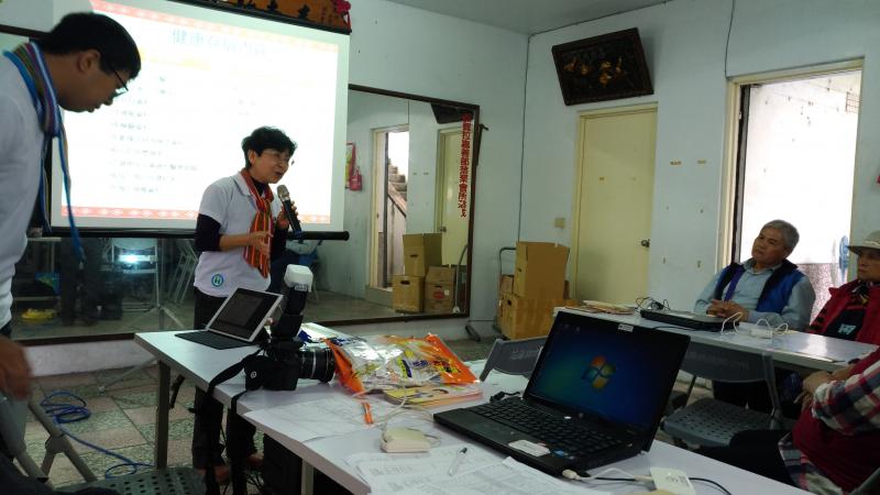 學員互相討論學習