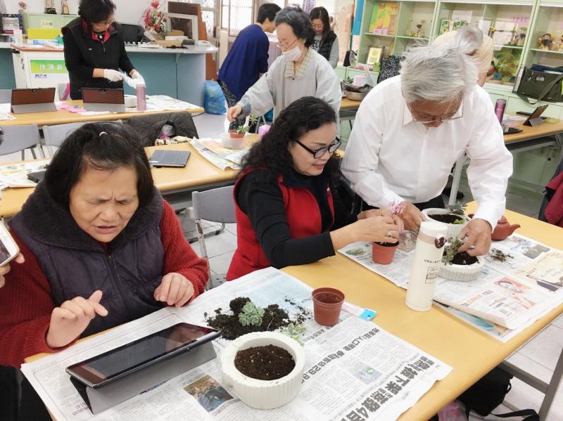 學員們學習上網搜尋教學影片 按著影片中的教學一步一步操作如何栽種多肉植物