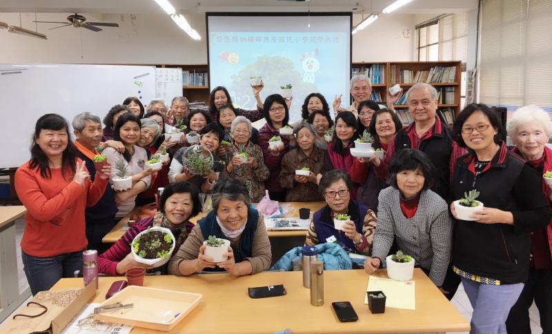 大家拿著用自己灌的水泥花器 親手種上的多肉植物