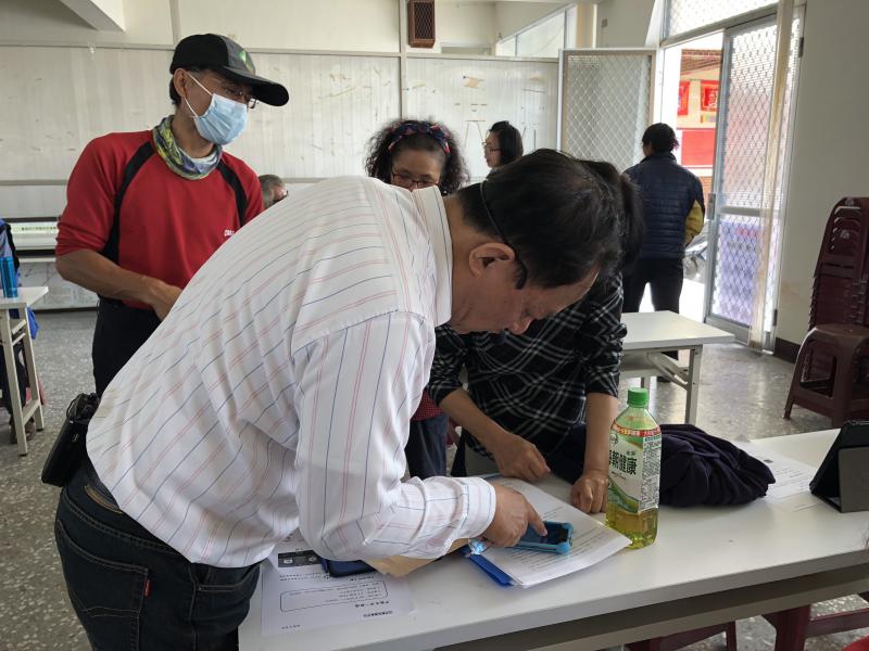 老師指導學員如何下載APP?