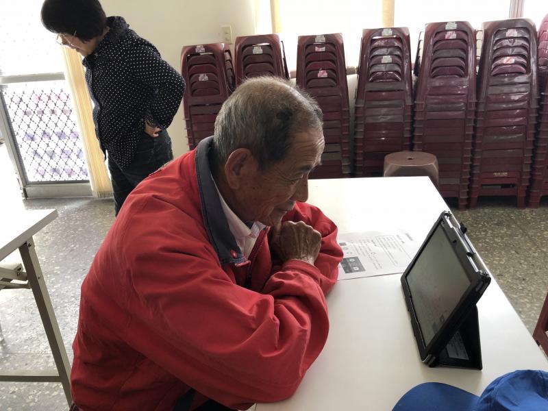 阿伯將近90歲,也來跟著一起學習平板