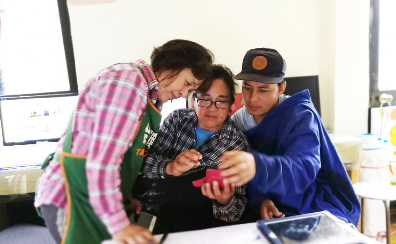 學員利用手機APP串連生活社群，玩臉書和LINE的同時也增進了數位技能。