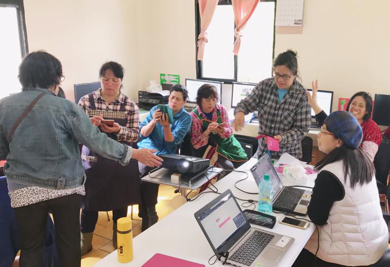 學習中心的平台不限電腦才能登入，只要有網路，拿起手機隨時都可以登入學習中心進行線上學習。