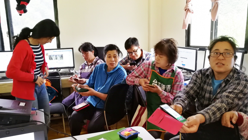 學員正將拍攝的影片素材進行整理，準備進行影片剪輯。